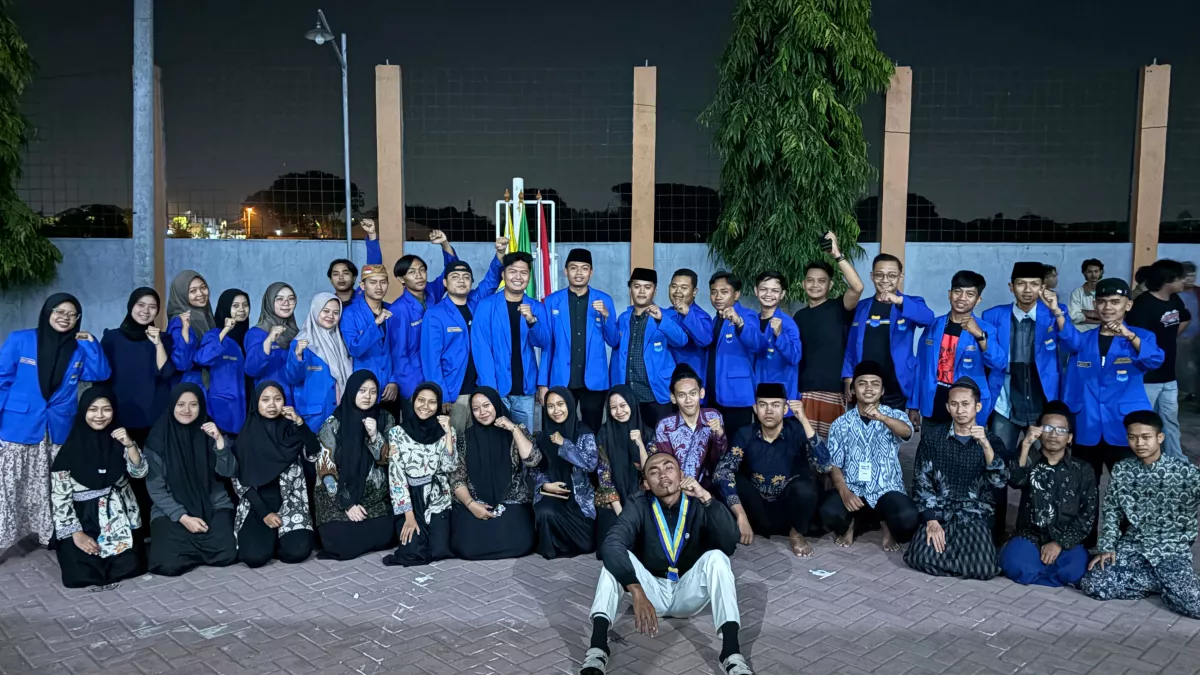 Peserta dan panitia MAPABA Raya-I PMII Al Khoziny berfoto bersama usai mengikuti rangkaian kaderisasi di MTs Ma’arif Tanggulangin, Sidoarjo, sebagai simbol solidaritas
