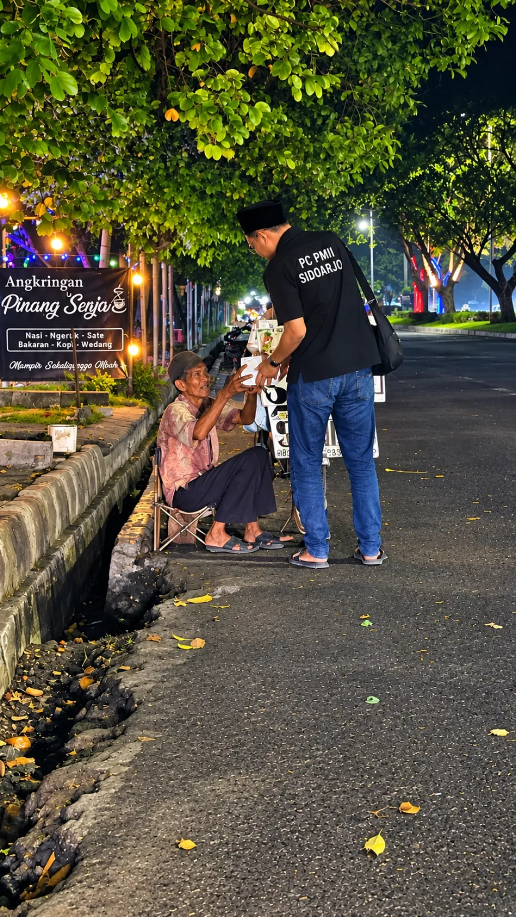 Sumpah Pemuda dalam Aksi Nyata: Ketua PC PMII Sidoarjo Tebar Kepedulian dan Berbagi kepada Sesama