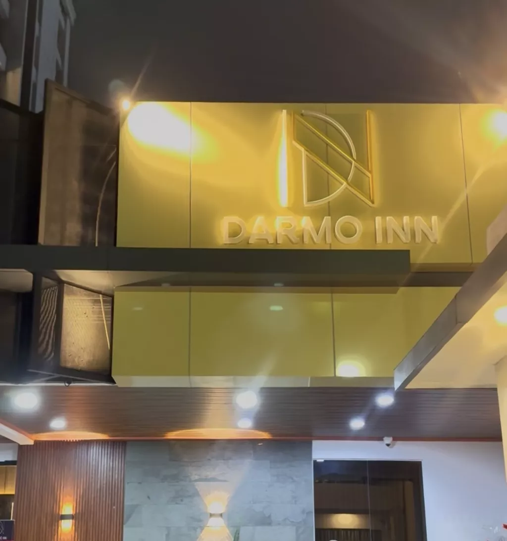 Tampilan depan dan signage Darmo Inn yang modern, menyambut tamu di pusat Kota Pahlawan.