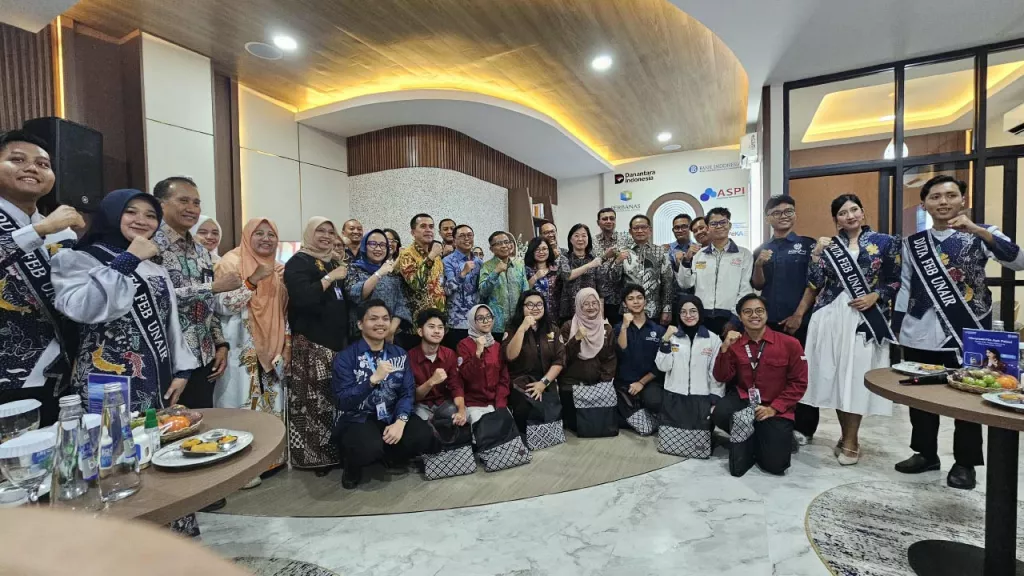 BRI memperkuat literasi keuangan digital di kalangan mahasiswa melalui dukungan terhadap Gerai CERDAS PeKA di Universitas Airlangga. Foto/BRI