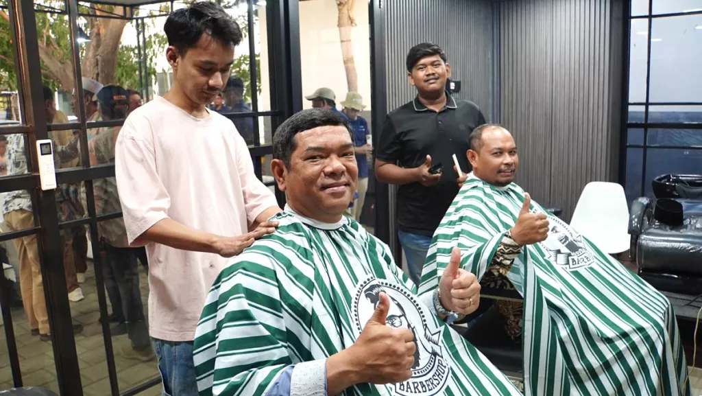 PT Terminal Teluk Lamong meluncurkan Lamong Cukur untuk memberdayakan warga Ring 1 melalui pelatihan barber dan kesempatan kerja. Foto/TTL