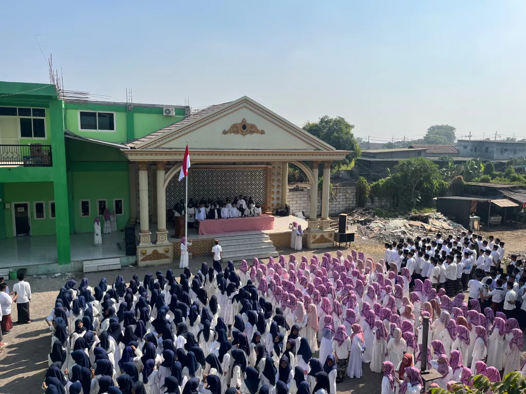 Jajaran pimpinan, guru, dosen, serta santri dan siswa mengikuti apel peringatan Hari Santri Nasional 2026 di halaman Yayasan Arrahmah Mandiri Indonesia, Pasuruan, Kamis (22/10/2026).